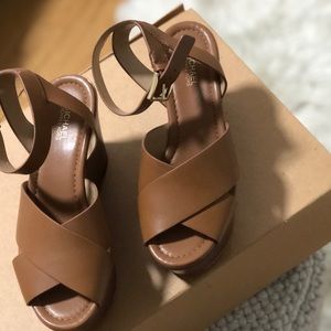 MICHAEL Michael Kors Abott Beige Platforms Sz 5M